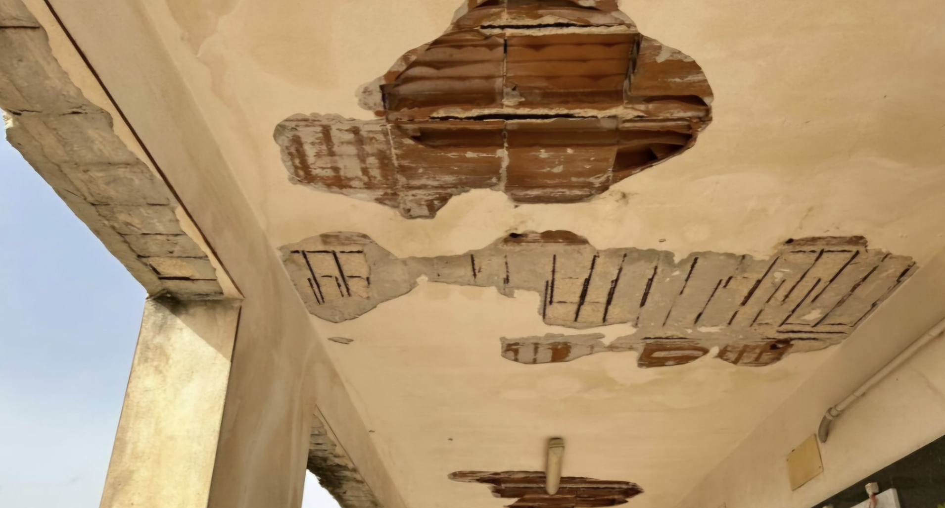 Appello al vescovo di Noto Salvatore Rumeo. Si chiede dignità per i defunti seppelliti in un edifico del vecchio cimitero di Modica.